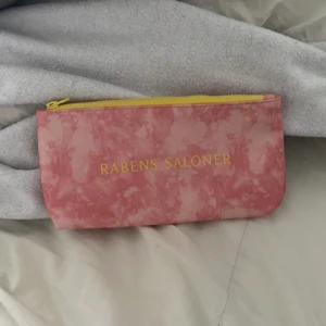 Sminkväskan  - Fin sminkväska från märket rabens saloner.