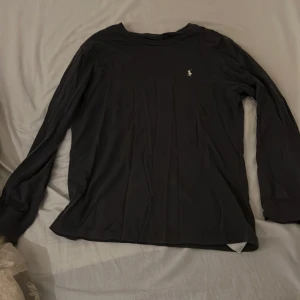 Långärmad Ralph Lauren tröja S - Ljusgrå med vitt polo märke i fint skick   Största ungdom storleken alltså som S i vuxenstorlek