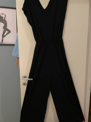Byxdress  - Svart byxdress med kortärmad 