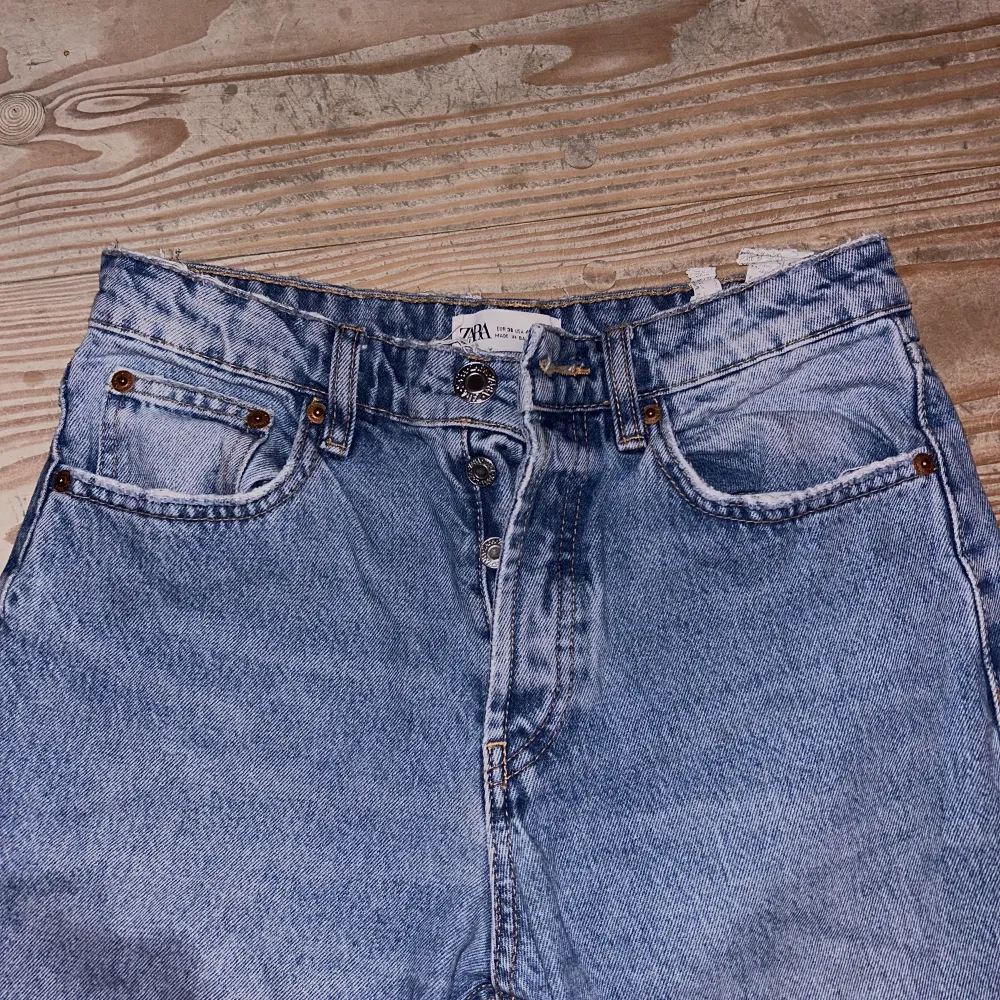 Straight jeans med medelelhög midja Från zara Storlek: 36, true to size . Jeans & Byxor.
