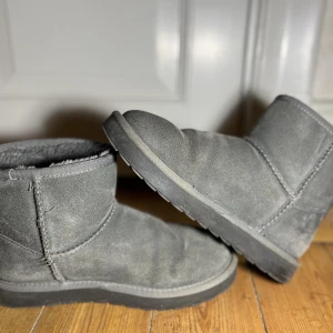 Vinterskor strl 39 - Fina gråa vinterskor i strl 39 i använt skick.