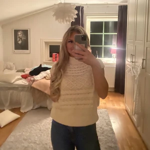 Stickad tröja - En beige stickad väst 