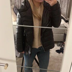 Vinter jacka  - Säljer min super fina Guess jacka då den aldrig kommit till användning! Köptes förra vintern men hade en annan så denna är oanvänd💞💞 priset går absolut att diskutera 