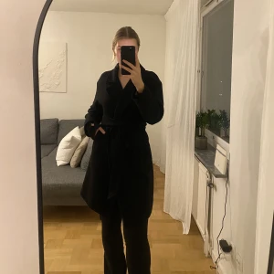 Kappa/rock - Svart kappa/rock från Bershka med knappar och band I gott skick