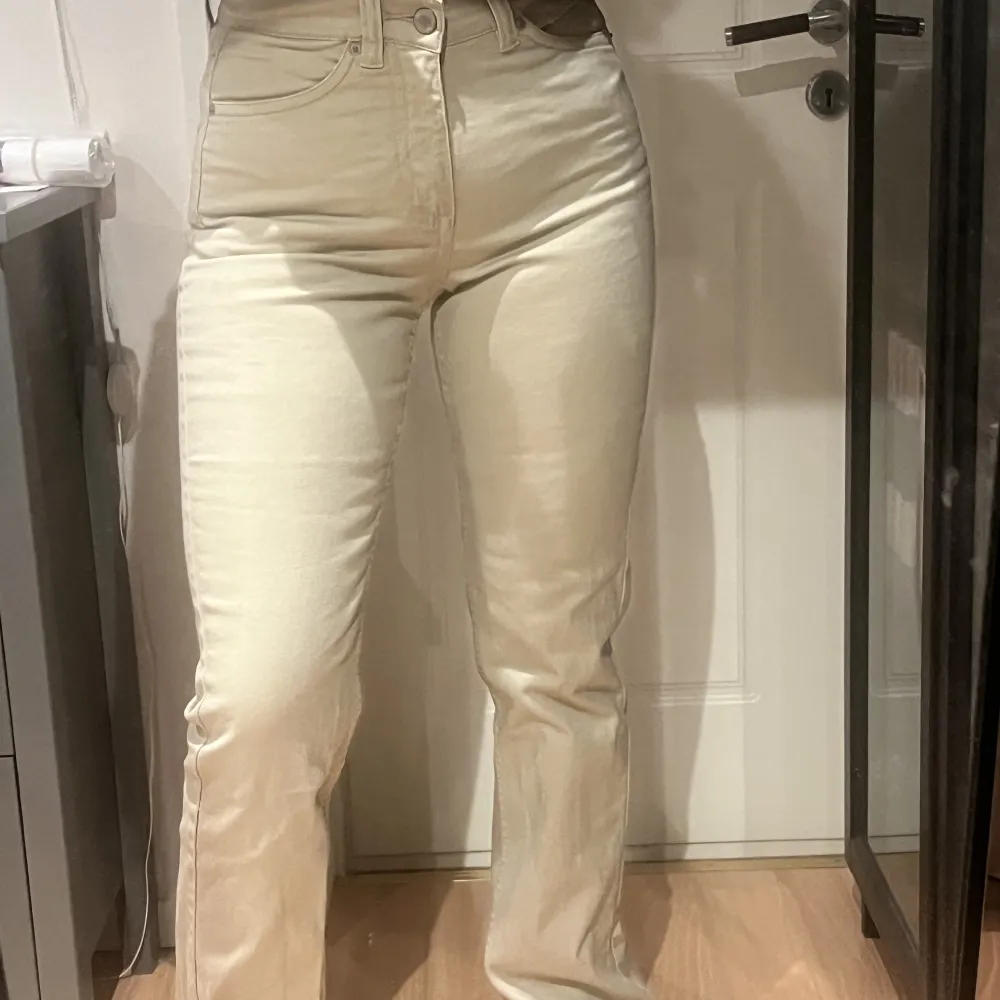 Högmidjade bootcut/straight jeans Beiga väldigt stretchiga  Man får även en väldigt bra rumpa i dem;) fick ingen bra bild på det dock Aldrig använda då dem är för långa för mig (är 163cm) Från lindex modell jane Storlek 36 Nypris: 569kr. Jeans & Byxor.