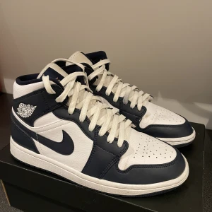Jordan 1 mid  - Äkta Jordan 1 i bra skick. Säljer på grund av att de är för små. Pris kan diskuteras 