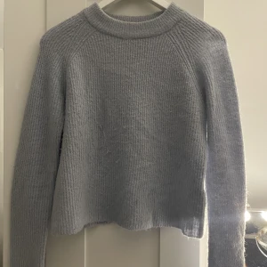  stickad tröja  - Blå stickad tröja från Nelly som tyvärr inte kommer till användning 💙