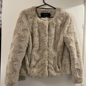 Vero moda - Säljer nu min päls kofta/jacka som jag inte använder längre men har gått sönder inuti men inget som syns på 3 bilden så kan du se hur det ser ut, annars inget fel på den och jätte fluffig och mjuk 💓 köpt för 499kr 