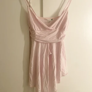 Rosa topp🤍 - Så himla snyggt linne! Funkar till både fest men också vardag🤍 Faller så snyggt!  Skriv för mer info/bilder🤍  OBS!!! Sista bilden är lånad! 