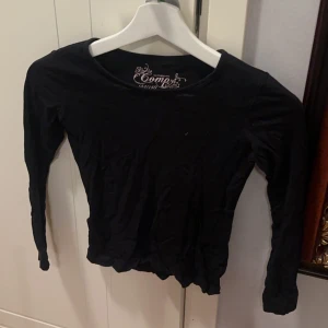 Svart tröja från Kappahl - Säljer denna tröja från Kappahl som jag tyvärr har växt ur och som är lite liten i storleken💗