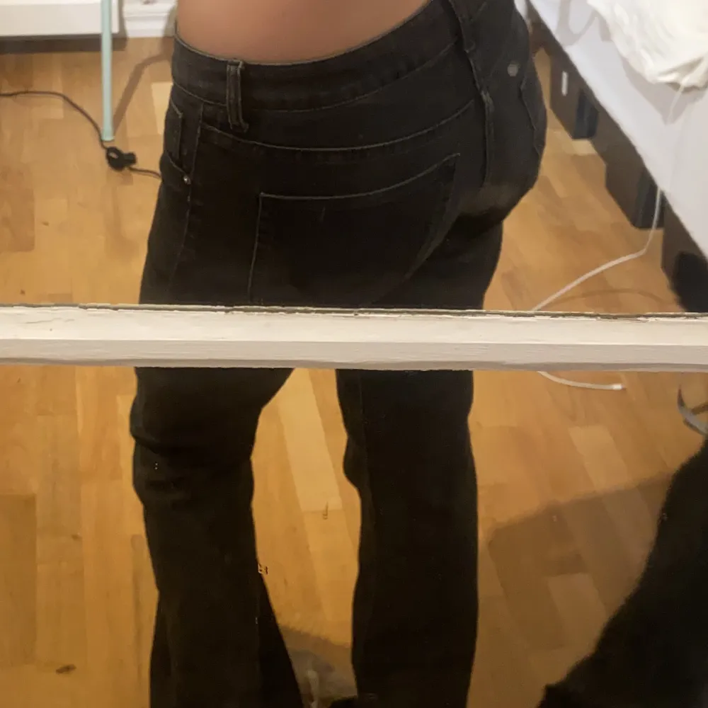 Jeans från H&M i modellen Bootcut Lowwaist. Skriv för fler bilder så löser jag!! Tog bara några så länge!. Jeans & Byxor.