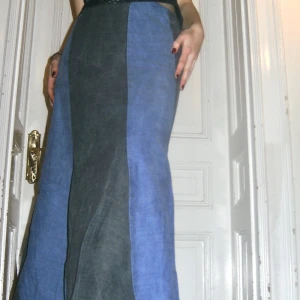 Tvåtonad maxi jeanskjol - Supercool vintage jeanskjol i två toner. Köpt på loppis men superbra skick. Tror att den är hemmasydd, otroligt unik. Skriv för måtten. Passar mig som är S. Priset kan diskuteras. Köparen står för frakten men kan även mötas upp på Södermalm i Stockholm. 