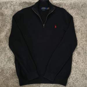 Säljer en texturerad stickad Polo Ralph Lauren half-zip tröja i väldigt bra skick. Har QR. Nypris: 2000 kr.