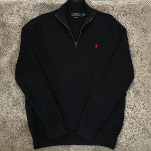 Ralph Lauren Halfzip - Säljer en texturerad stickad Polo Ralph Lauren half-zip tröja i väldigt bra skick. Har QR. Nypris: 2000 kr.