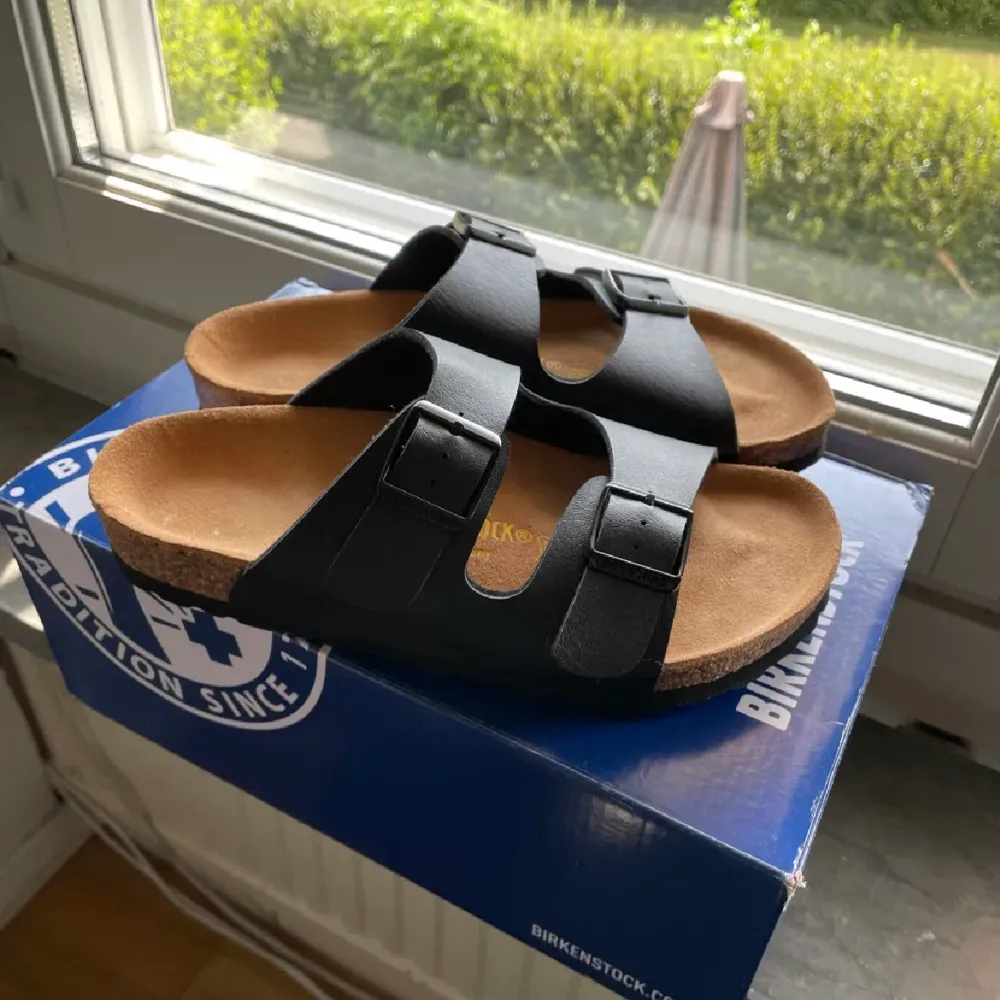 Helt nya Birkenstock Arizona. Box medföljer och säljer då de är för små.. Skor.