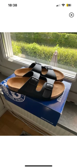 Birkenstock  - Helt nya Birkenstock Arizona. Box medföljer och säljer då de är för små.