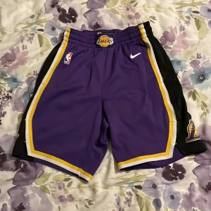 NIKE BASKET SHORTS - Knappt använda Nike LA LAKERS basket shorts Strl S. Cond 8/10 💪🏼