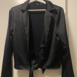 Svart satintopp - Superfin svart satin topp ifrån bikbok, perfekt att dra över en topp. Endast använd 2 gånger 🖤🖤