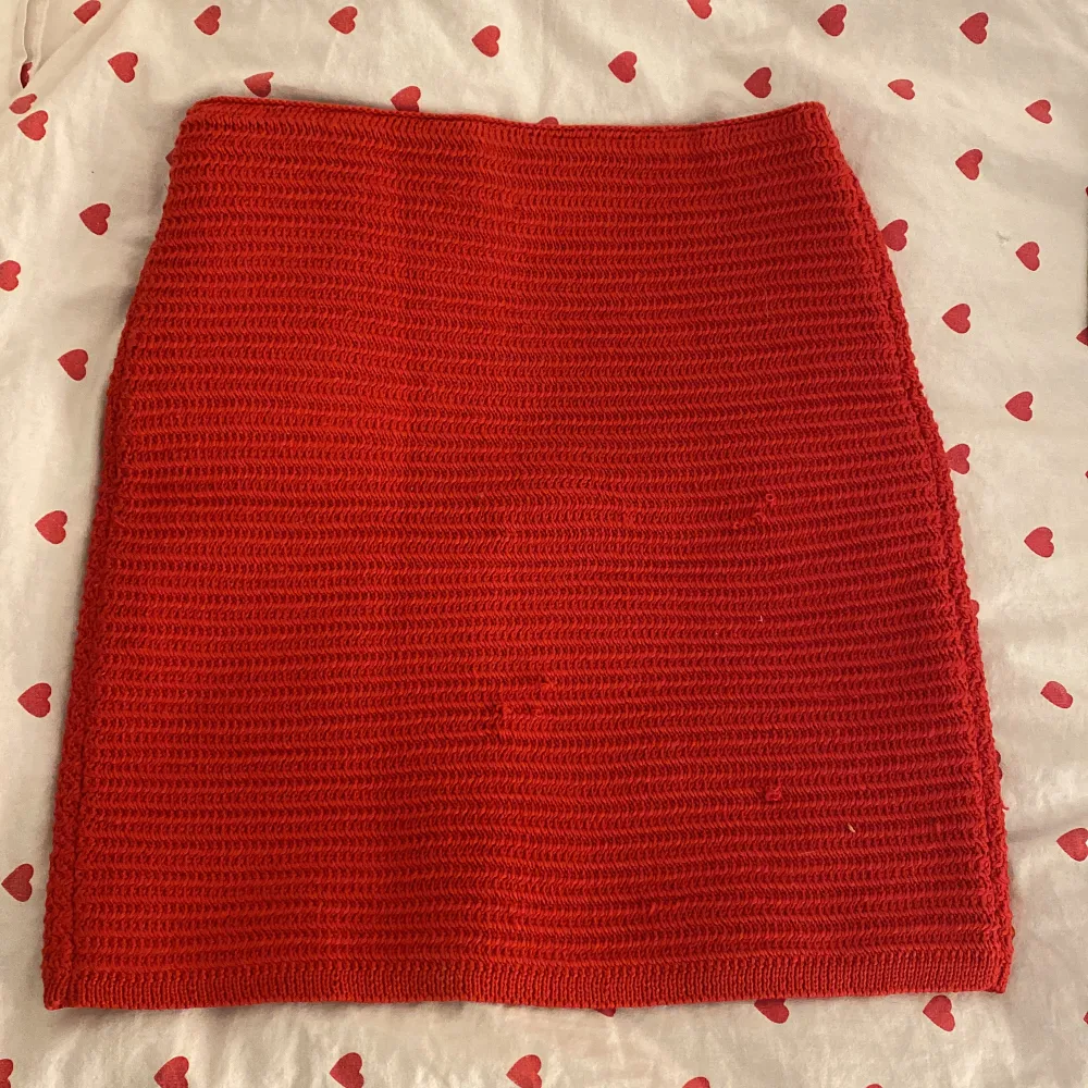 Superfin tajt stickad röd kjol från hm i storlek xs. Säljer då den inte kommer till användning längre. Den har lite defekter som syns på bilderna men annars är den i jättebra skick. Skriv priv för fler bilder, intresse och innan köp💞💞. Kjolar.