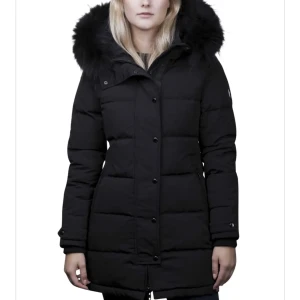 Helt ny rock and bli vinterjacka! - Helt ny rock and blue vinterjacka, svart, äkta päls, storlek 34