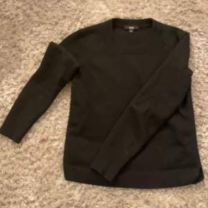 Säljer denna fina svart stickade tröja ifrån uniqlo! Köpt för ungefär ett år sedan säljer för att den börjar bli för liten. Det står att den är i storlek M men den passar S och Xs. Skriv privat för mera bilder❤️💘