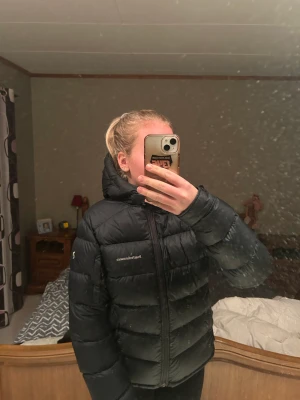 Peakpreformance jacka  - Använd ca en halv vinter, passar till man o kvinna. Inga skador. Perfekt jacka till vintern, varm och skön. Säljes pga att storleken är lite stor på mig och att jag inte använder  den. Nypris 3500kr  
