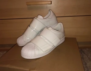 Adidas skor, äkta - Väldigt bra skick, använda 2 gånger så de är som nya! Storlek 38. Äkta 