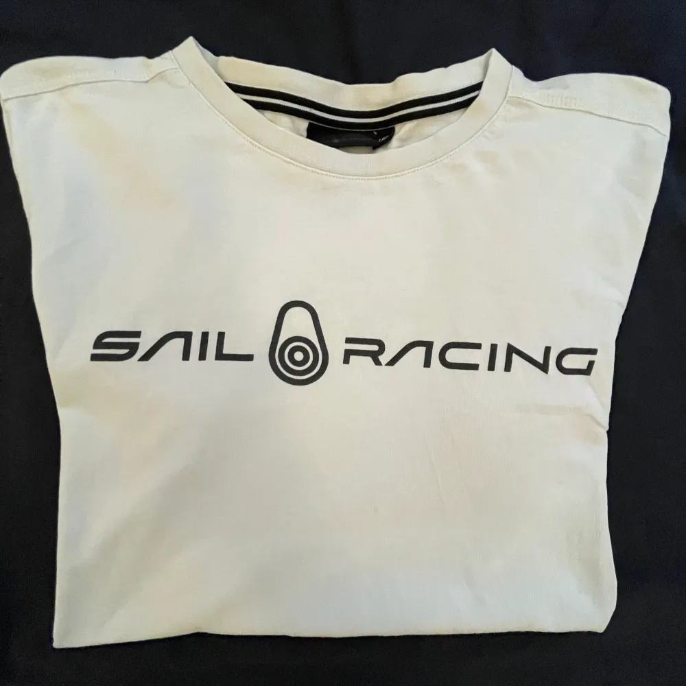 En vit fläckfri Sail Racing t-shirt i stl 150. T-shirts.