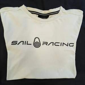 En vit fläckfri Sail Racing t-shirt i stl 150