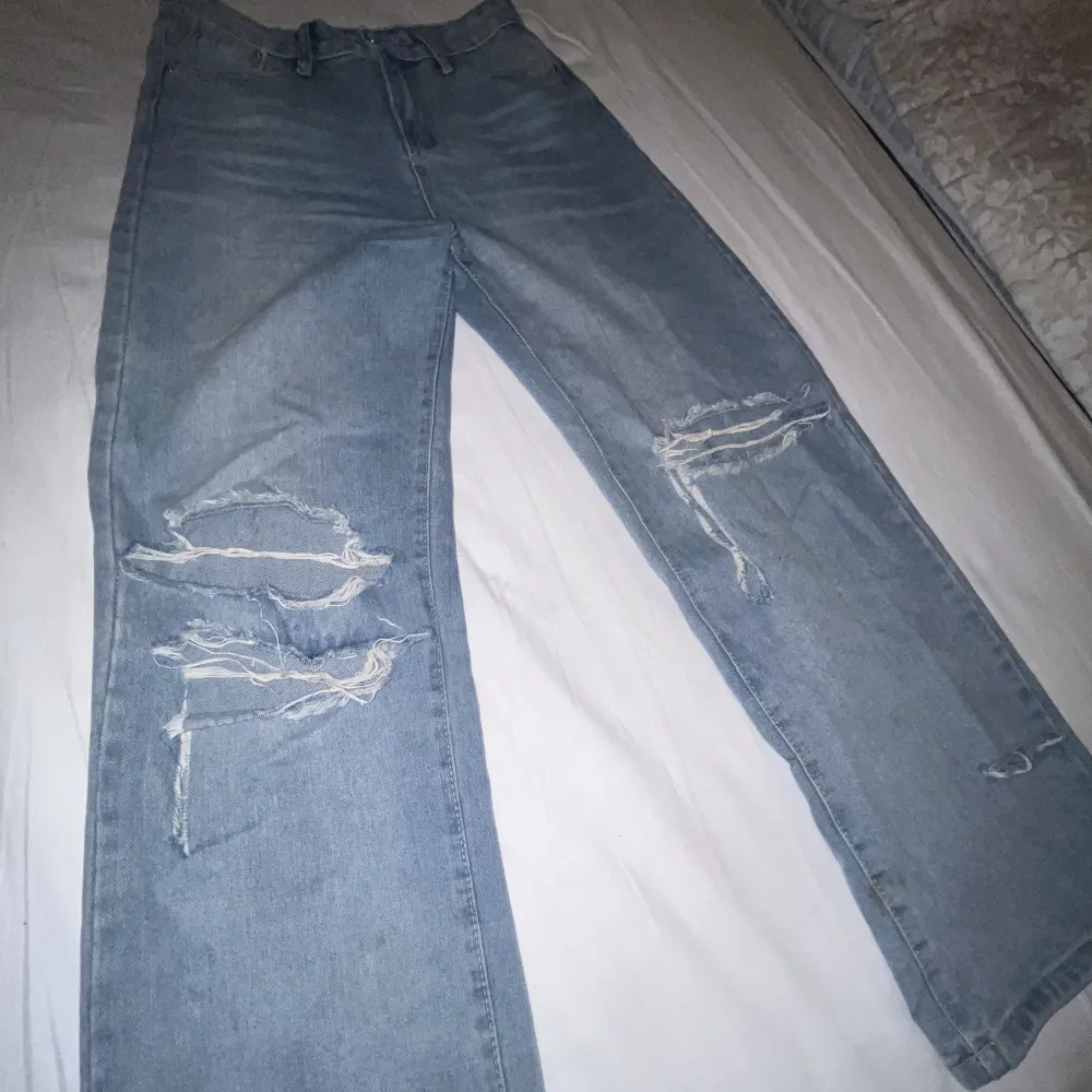 Blå ripped jeans!💙 Väldigt väldigt djupa rips, jag tycker dem är snygga som dem är, men kan säkert göras om till shorts eller så ifall man skulle vela 😛😋 Pris går att diskutera, har inte använt dem på år så vill bara bli av med dem asap!🩵💙. Jeans & Byxor.