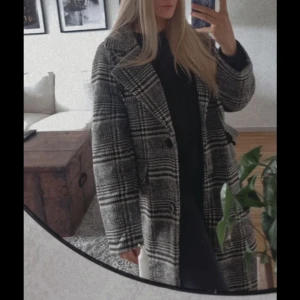 Kappa från NAKD - Rutig kappa i storlek 38 från NAKD. Nypris kostade den runt 900kr. Använd 1 vinter. Jag är 178cm lång.