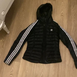 Adidas jacka  - Adidas jacka storlek 38 säljer då den inte passar längre bra sick det ända är det som man ser på sista bilden på armarna det vita har blivit förstört av regn 300kr