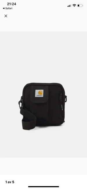 Carhartt WIP väska  - Carharrt WIP väska i toppenskick! Tyvärr inte min stil längre så sparsamt använd! 