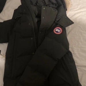 Canada goose  - Jätte fin och fräsch canada goose från förra året sälj pga nytt köp  Sälj billigt för jag inte har någon användning av den längre  Mvh 