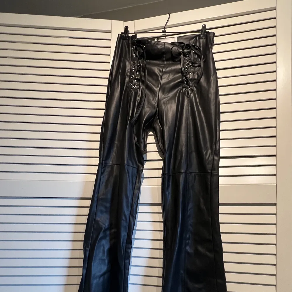 Bershka flare pants läder imitation  Coyote ugly vibes. Super fint! . Jeans & Byxor.