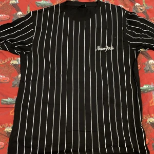 Tshirt - Svart t-suger med vita ränder. Nypris 89kr. Storlek S. Relapsed fit.