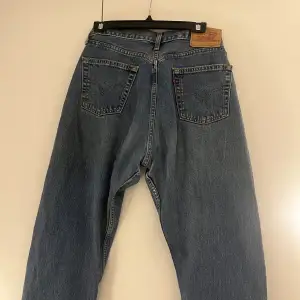 Vintage mörkblå Levis jeans. Är ganska stora i storlek skulle säga att dom passar stl 40 eller om man vill ha dom oversize