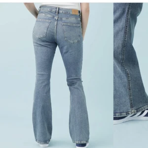 Jeans gina tricot  - Jag säljer dessa blåa lågmidjade jeans från gina tricot jag har använt ca 2 gånger och har bara tvättat dem inga defekter alltså väldigt bra skick, Jag säljer dem för jag inte längre tycker dem sitter bra på mig. Köpta för 499😊