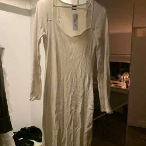 Långklänning  - Super fin långklänning från Gina Tricot!!! Aldrig använd!! Säljer då den inte kommer till användning🫶🏼