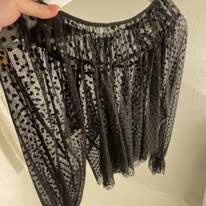 zara topp - Svart genomskinlig/prickig söt topp från zara, oanvänd