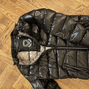 Giacomo conti jacka  - Säljer min riktigt snygga och trendiga vinterjacka. Jackan är helt slutsåld och väldigt svår att få tag på. Den är i ny skick utan någon defekt. Säljer den för endast 1299 vilket är ett sjukt bra pris👊fler bilder eller funderingar är det bara att fråga