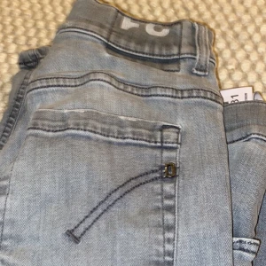 Dondup Jeans - Riktigt feta dondup jeans i modellen george Dem är i toppskick knappt använda skulle säga 9/10  Känn er fria att ställa frågor och fråga om mer bilder! Priset är inte hugget i sten.