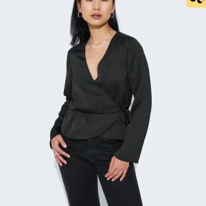 Blus - Wrap it up satin blus från Bikbok i förgen Offwhite, aldrig använd därav nyskick💕Helt slutsåld på hemsidan! köptes ny för 399kr säljer för 119kr