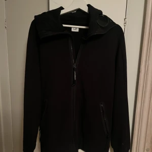 Cp company hoodie - Jag säljer min jättesnygga cp, company hoodie som har de ikoniska cp goggles. Den är sparsamt använd och i bra skick. Den är lite exklusiv då modellen inte säljs längre den kostade iaf  2500kr i nypris. Jag kan tänka mig gå ner i pris vid snabb affär. 