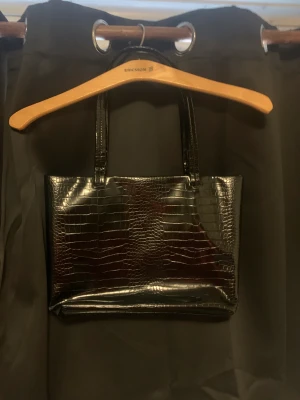 Väska  - Fin väska inget sönder eller slitet  Pris kan diskuteras Står inget märke i väskan så oklart vad det är för märke 