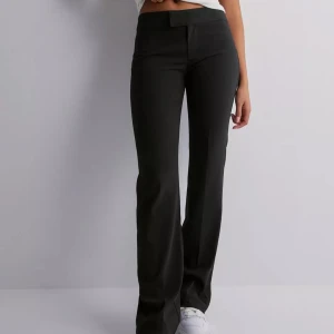 Lågmidjade kostymbyxor - Säljer snygga Lågmidjade kostymbyxor från Nelly, knappt använda🩷