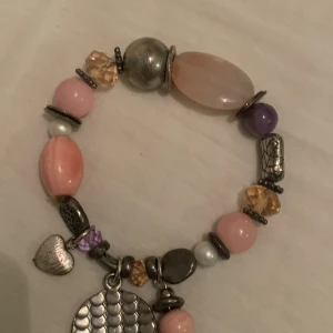 Rosa pärlarmband - Rosa pärlamband med söta detaljer