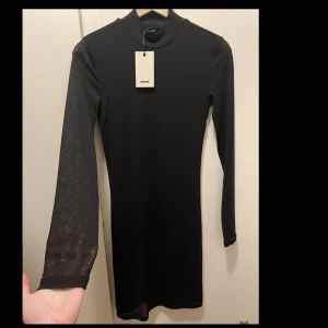 Svart klänning  - Fin längre svart klänning. Längd 94cm
