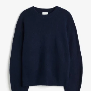 Stickad tröja  - Säljer denna stickade tröja från hm som ej används! Xs💓