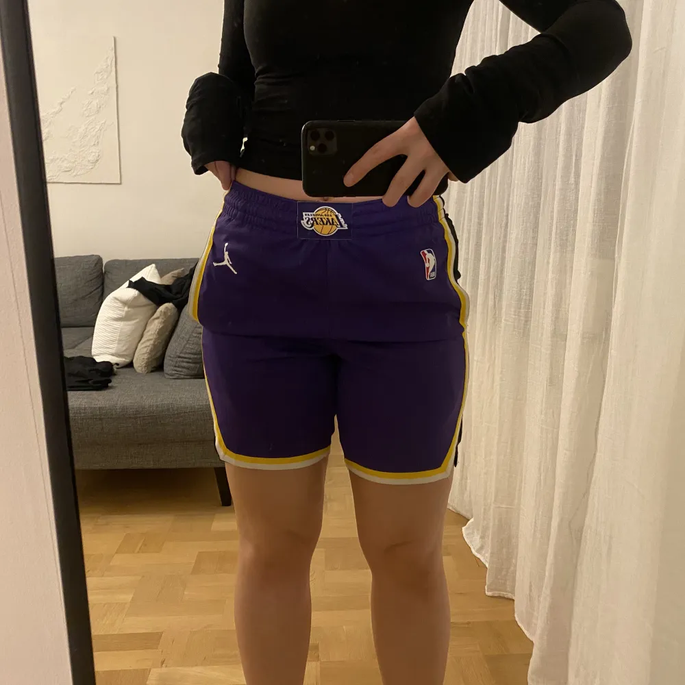 Jordan NBA shorts, Lakers statement edition 2020 Använda endast en gång Manlig modell, standard fit . Shorts.